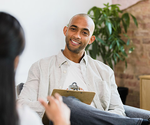 male therapist speaking to a female patient